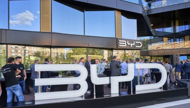 Otvoren prvi prodajno-izložbeni BYD salon u Beogradu