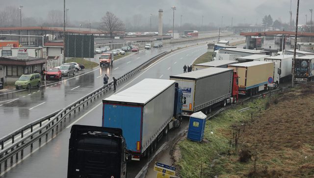 Blokade graničnih prelaza dodatni udar za poljuljanu srpsku privredu