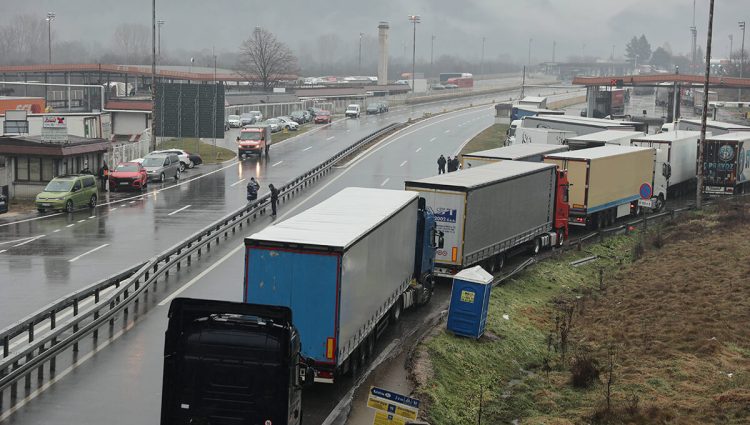 Blokade graničnih prelaza dodatni udar za poljuljanu srpsku privredu