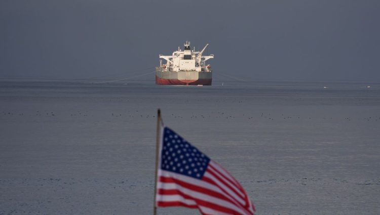 SAD dozvolile Indiji da privremeno kupuje rusku naftu, a od Kine traže da smanji uvoz