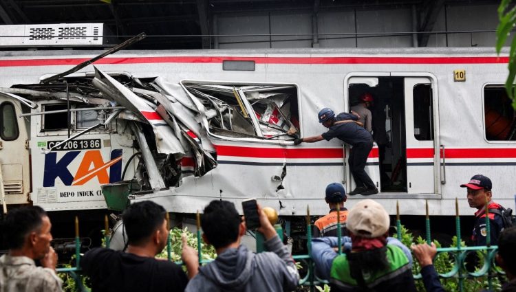 U sudaru vozova u blizini Džakarte poginulo 14 žena