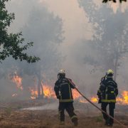 Desetine hiljada ljudi beže od požara u Francuskoj, u Španiji vanredna situacija